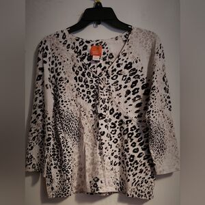 Hearts of Palm Leopard Print V-Neck Blouse! SIZE XL!